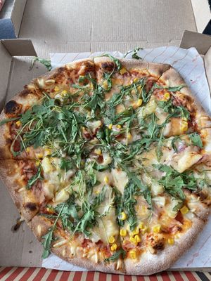 Margarita mit Zwiebeln, Ananas, Mais und Ruccola   at La Cucina Gymnich Erfstadt in Erftstadt