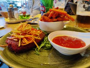 Gemüsesteak mit Süßkartoffeln und Ketchup at Dock 69 in Rab