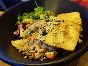 Reis mit asiatischem Gemüse und Tofu at Dock 69 in Rab