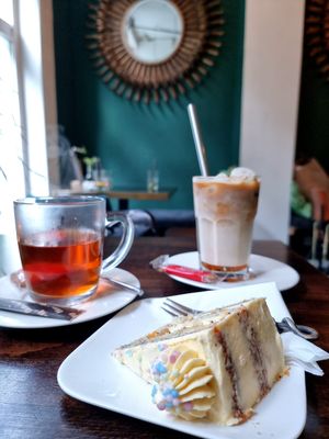 Frui tea, cake and iced latte with oat at Pleur Foodbar in Maastricht