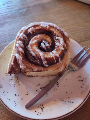 Vegan cinnamon roll, delicious and super fluffy at Pleur Foodbar in Maastricht