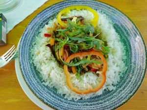 Reis mit Wokgemüse at Tomiziel in Haus