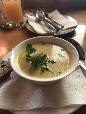 Curry Blumenkohlsuppe  at Gut Groß Zecher in Seedorf