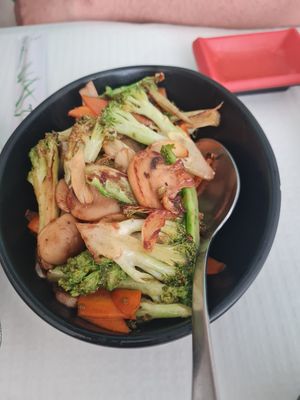 Stir fried broccoli and mushrooms at Oishi in Albufeira