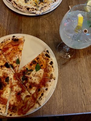 Margarita en 5 kazen pizza   at Bombari in Amersfoort