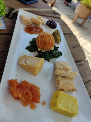 Tagliere di formaggi vegani at La Puntabella in Tuoro Sul Trasimeno