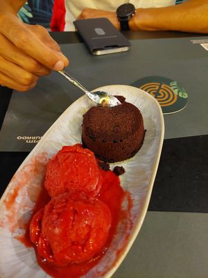 Petit gâteau chocolat at Capim Dourado in Porto