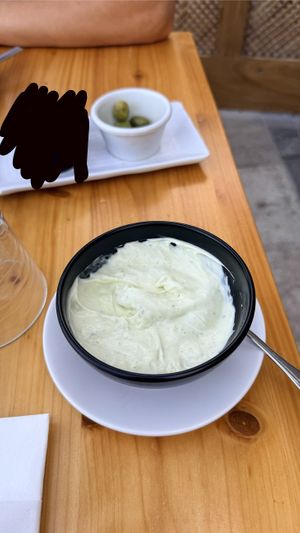 Nach veganer Aioli fragen bei den Oliven!  at Bocchoris Arran de Mar in Mallorca