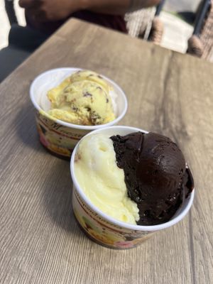 Hinterer Becher (zitrone (vegan) & banane mit schokolade (nicht vegan)) Vorderer Becher (limochelli & dunkle schokolade (beides vegan))  at ΜΠΟΧΩΤΗΣ ΑΘΑΝΑΣΙΟΣ & ΣΙΑ Ο.Ε. in Corfu