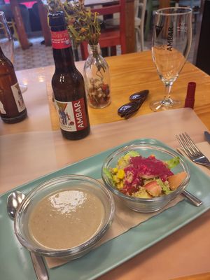 Crema de champiñones y ensalada de quinoa at Al Paladar in Valencia