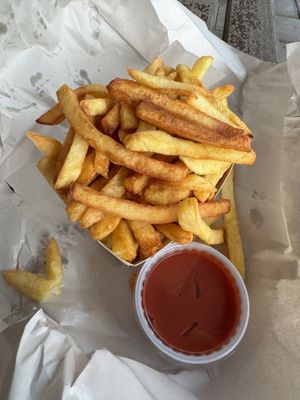 Grande frite et ketchup  at Friterie de la Gare in Braine-le-comte