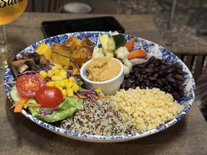 Bowl mit verschiedenem Gemüse, Reis, Quinoa und Bohnen. Dazu Hummus.  at GRUTA in Funchal
