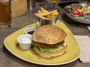 Burger mit Pommes  at GRUTA in Funchal
