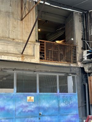 View of a table from the outside   at Conflor Confeitaria Vegana in Rio De Janeiro