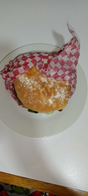 Quieres comer algo delicioso 😋 ven a central Veggie acá se encuentra Ezequiel y el te ofrece una variedades de operaciones especiales como una rica hamburguesa con una mezcla d at Estación Vegana in Bogota