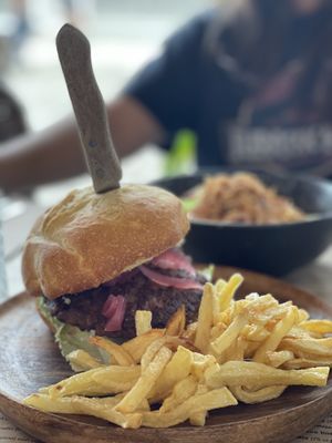 Hamburguesa de vaca feliz  at Punta Malabata in Portugalete