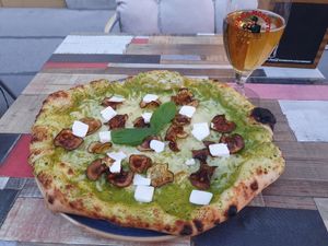 Super yummi pizza. I think this is the nerante veganized zuchini pizza at Pizzeria Minante in Vienna
