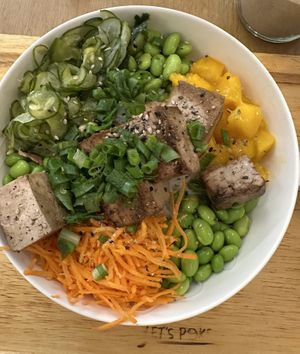 Prato montado com as opções oferecidas  at Let's Poke in Sao Paulo