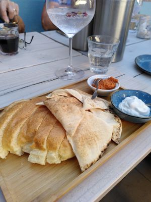 Vegan appetizers with fresh spreads (vegan aioli and muhamara) at Restaurant Oost in Roosendaal