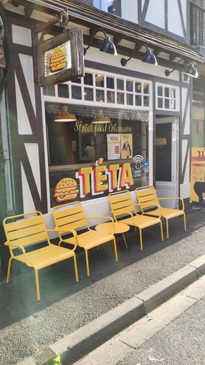 Entrance and outside seating at Téta in Etretat