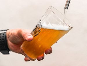 Servindo Chopp Artesanal at MilaVeg Lanches in Porto Alegre