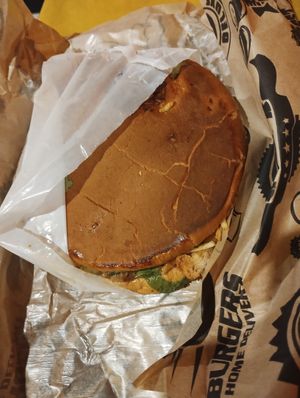 Deli hamburger at MilaVeg Lanches in Porto Alegre