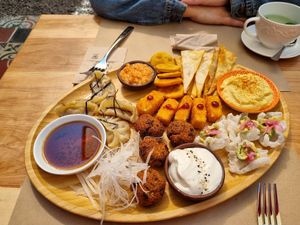 La tabla para compartir es muy variada, estaba buena. at Metamorfosis in Santiago