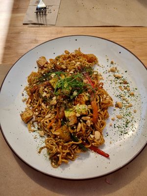 Tenía más fe en este plato, mencionaba verduras salteadas y piña pero apenas fueron unos trozos al igual que el tofu. Unos fideos clásicos de ramen solo que sazonados. Muy caro at Metamorfosis in Santiago