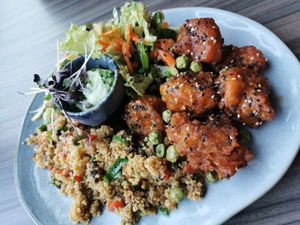 Blumenkohl "Wings" mit Couscous und Veganaise at StaalRockCafe in Rostock