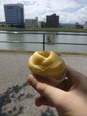 Peach-filled muffin at Oguni Bread - おぐにパン - Maybe closed in Hiroshima