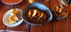 Plato completo y adicción de Papas chips Se me olvidó pedirlo sin maíz 🌽 y me agregaron Frijoles blancos 😸 jajaja at Tierras Amazónicas in Leticia