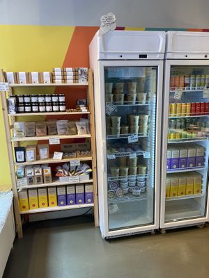 Eiscreme im mittleren Kühlschrank vegan  at Bruket Bageri & Handel in Helsingborg