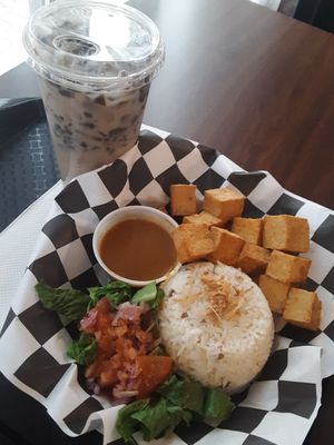 Fried Tofu with Coconut Rice & Curry, Soya Cincau (iced soy milk with grass jelly) at Rendang in Lincoln