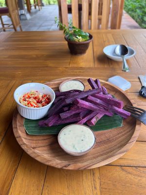 I mean… fucking wicked cool. Everything is GF and friend in proper coconut oil. A side of sambal matah, which is heavy on the lemongrass and lacking in shallot, #picky  at Moringa Plant-Based Restaurant in Kuta
