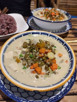 Mung bean curry (100 THB) with added tofu (10 THB) and rice at Gummy Bear Restaurant in Koh Phangan