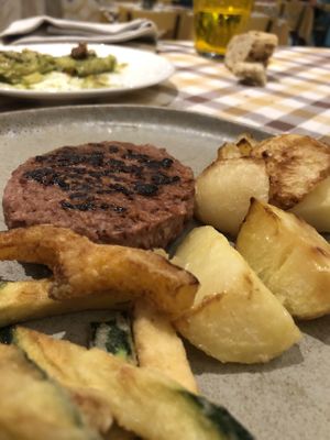 Burger con verdure pastellate e patate al forno  at Anca Massa in Lido Di Jesolo
