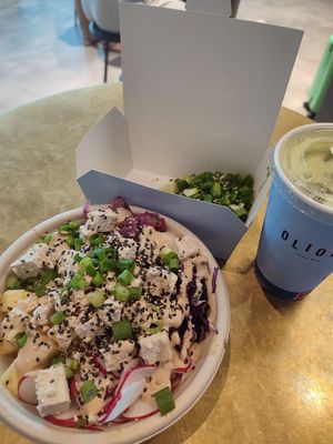 tofu poke, seaweed salad and green spin jujce at CPH - OLIOLI - Copenhagen Airport - T2 in Copenhagen
