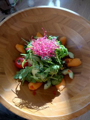 "Gesunde Schüssel" Wildreis, Mango Chutney, Gemüse, Avocado, Hummus at das Alfreds in Dusseldorf