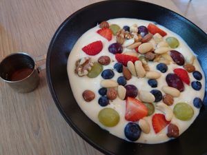 Veganer Kokosjoghurt mit Früchten, Nüssen und Ahornsirup at das Alfreds in Dusseldorf