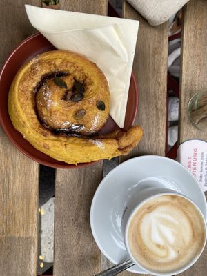 Cappuccino mit Hafermilch, Kürbis-Zimt-Schnecke   at Samstagskinder in Dachau