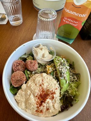 Bowl con avocado, falafel, hummus e salsa tahini  at Sanamente Healthy Food & Juice Lab in Forte Dei Marmi