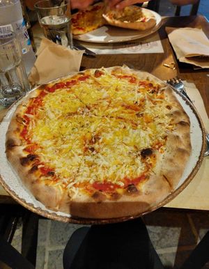 Vegan pizza at Il Borgo in Rhodes