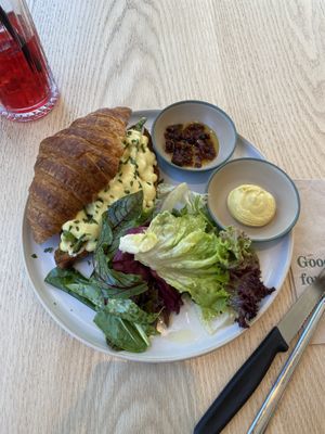 Asparagus and hollandaise croissant   at Ethique Plant-based in Istanbul