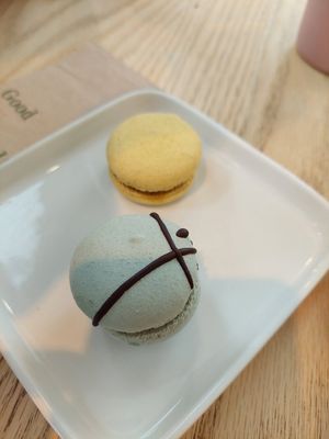 Lemon and after eight macarons at Ethique Plant-based in Istanbul