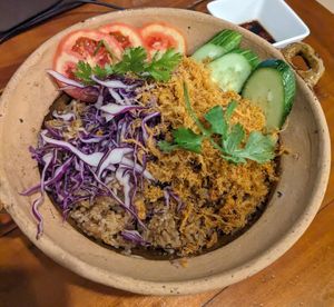 Fried rice in an earthen pot at Nhà Hàng Chay NẤM in Phu Quoc