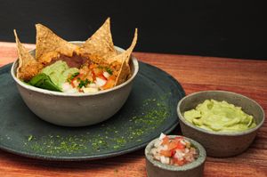 Bowl Mexicano  con mixtura de fríjoles, pico de gallo, guacamole, quinoa, queso cheddar de marañones y nachos, 300gr. at Gaia Food & Market - Maybe closed in Medellin