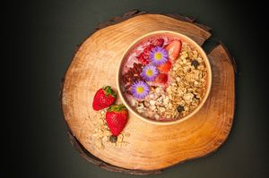 Pink Pantera con base de banano, pitaya rosada, fresa, agave, agua. Toppings: granola, mango, kiwi, arándanos, frambuesa, chía, semillas de girasol, nuez de Brasil 400gr. at Gaia Food & Market - Maybe closed in Medellin