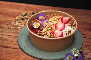 Super Protein, con base de aguacate, mango, banano, dátiles, proteína vegana, semillas de chía y agave, toppings de granola, semillas de cáñamo, linaza, walnuts, arándanos y  at Gaia Food & Market - Maybe closed in Medellin