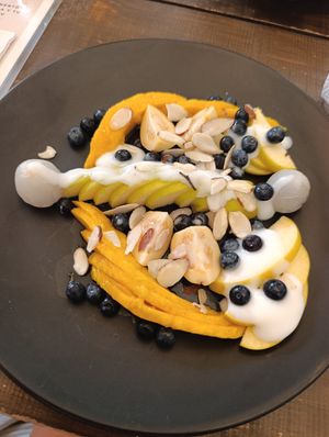 Bowl de fruta at Musabbaha Vegan Bakery in Puebla