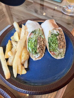 Burrito mit Salat und Tofu  at Viva 45° in Miyakojima